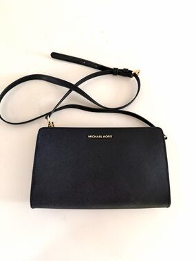 MICHAEL KORS•black saffiano leather slim zip crossbody clutch bag EUC